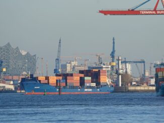 Hamburgs Grüne wollen eine Pilot-Strecke für batterieelektrische Hochseeschiffe einrichten. Die Route der Feederschiffe könnte von der Hansestadt in den Ostseeraum führen. (Archivbild)