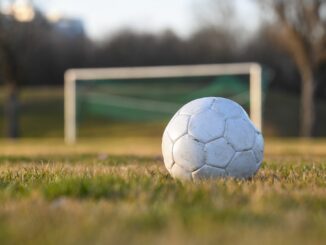 Bei einem Fußballspiel in Krogaspe im Kreis Rendsburg-Eckernförde ist es zu einer Massenschlägerei gekommen. (Symbolbild).