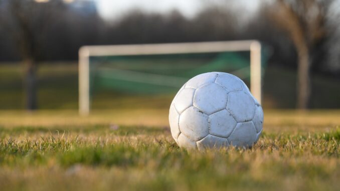 Bei einem Fußballspiel in Krogaspe im Kreis Rendsburg-Eckernförde ist es zu einer Massenschlägerei gekommen. (Symbolbild).