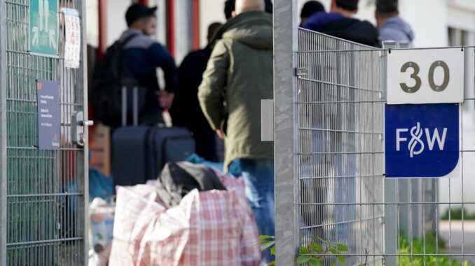 Die Hamburger Polizei war nach Senatsangaben in diesem Jahr bereits mehr als 800-mal in Erstaufnahmeeinrichtungen im Einsatz. (Symbolbild)