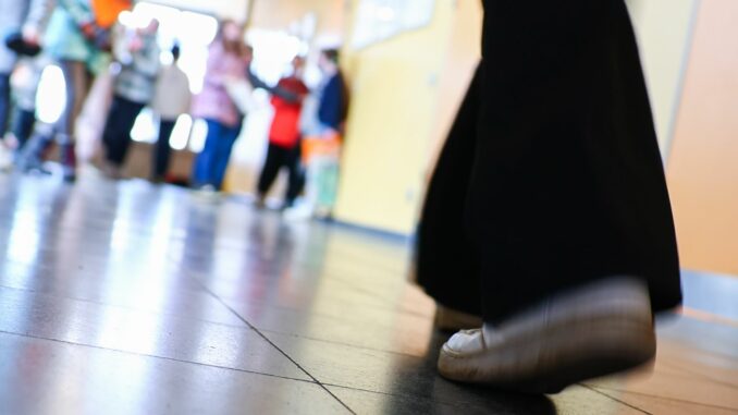 Die meisten Schülerinnen und Schüler an Gymnasien können auch nach der sechsten Klasse weiter diese Schulart besuchen. (Archivbild)