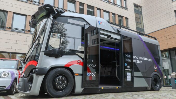 Ein autonom fahrendes Elektro-Shuttle soll ab Mitte 2025 Passagiere durch Hamburg-Harburg fahren.