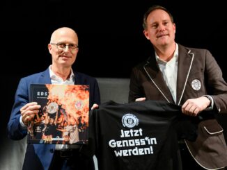 Hamburgs Bürgermeister Peter Tschentscher (l.) und Clubchef Oke Göttlich präsentieren die FCSP-Genossenschaft.