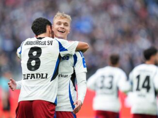 HSV-Torschütze Daniel Elfadli (l) jubelt nach seinem 1:0 mit Vorlagengeber Adam Karabec.