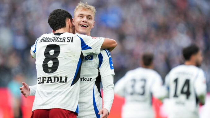 HSV-Torschütze Daniel Elfadli (l) jubelt nach seinem 1:0 mit Vorlagengeber Adam Karabec.