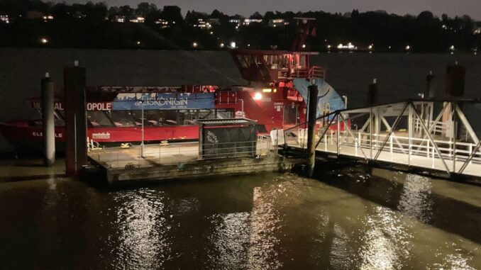 Vorsichtshalber müssen alle Fahrgäste am Bubendey-Ufer die Hafenfähre verlassen.