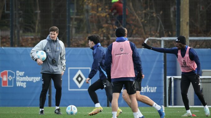 Merlin Polzin (li) leitete das Training des HSV.