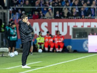 Muss sich Gedanken über die Leistung seiner Mannschaft machen: Holstein Kiels Trainer Marcel Rapp.