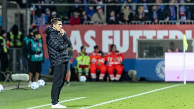 Muss sich Gedanken über die Leistung seiner Mannschaft machen: Holstein Kiels Trainer Marcel Rapp.  