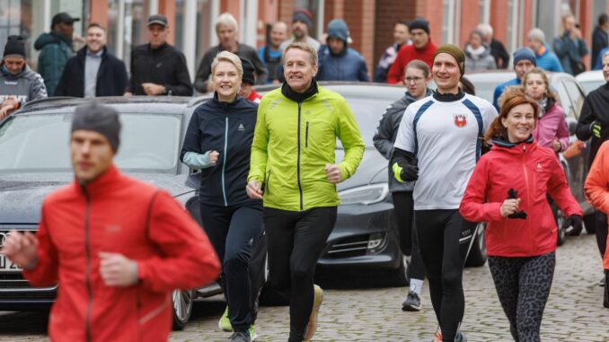 Der Lauf erinnert an den Fall der Mauer vor 35 Jahren.