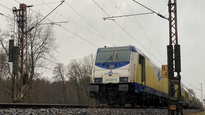 Nach dem Zugunfall in der Nacht rollt der Bahnverkehr langsam wieder an. 