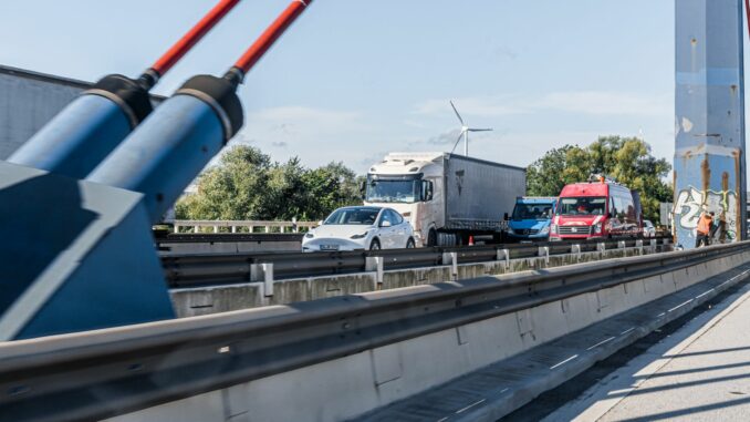 Die Schweißnähte der Norderelbbrücke müssen repariert werden. (Archivfoto)