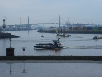 Das Hamburger Fährunternehmen Hadag beginnt am 04.11.2024 mit dem Betrieb einer direkten Linie zwischen den Landungsbrücken und Finkenwerder. (Archivbild)