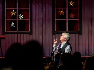 Der Liedermacher Rolf Zuckowski hat zusammen mit Kindern im Hamburger Theater Schmidts Tivoli die Vorweihnachtszeit eingeläutet.