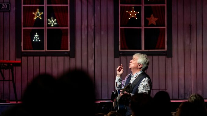 Der Liedermacher Rolf Zuckowski hat zusammen mit Kindern im Hamburger Theater Schmidts Tivoli die Vorweihnachtszeit eingeläutet.