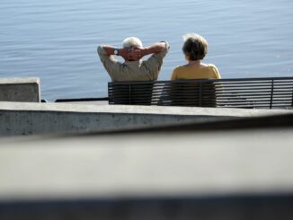 Schleswig-Holsteins Seniorinnen und Senioren haben im vergangenen Jahr nach Angaben des Statistikamts Nord im Schnitt 17.700 Euro Rente erhalten. (Symbolbild)