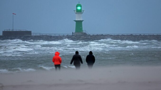 Die kommende Woche bringt vereinzelte Schneeschauer und vor allem starken Wind in den Norden. (Symbolbild)