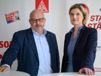 Peilen Pilotabschluss in der Metall- und Elektroindustrie an: die Verhandlungsführer der IG Metall Küste, Daniel Friedrich, Lena Ströbele vom Arbeitgeberverband Nordmetall.