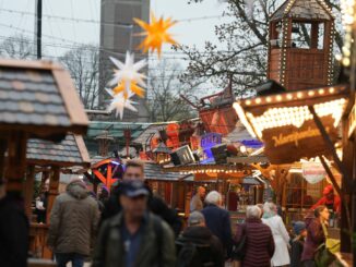 Der Weihnachtsmarkt ist der erste, der in Hamburg seine Tore öffnet.