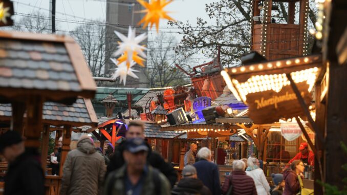 Der Weihnachtsmarkt ist der erste, der in Hamburg seine Tore öffnet.