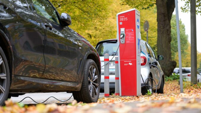 Auf einen öffentlich zugänglichen Ladepunkt kommen nach Berechnung des Verbands der Autoindustrie in Hamburg 20 E-Autos.