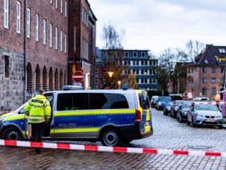 Polizeibeamte haben vor einer Kieler Polizeidienststelle auf einen Mann geschossen, der mit Messern dort aufgetaucht war.