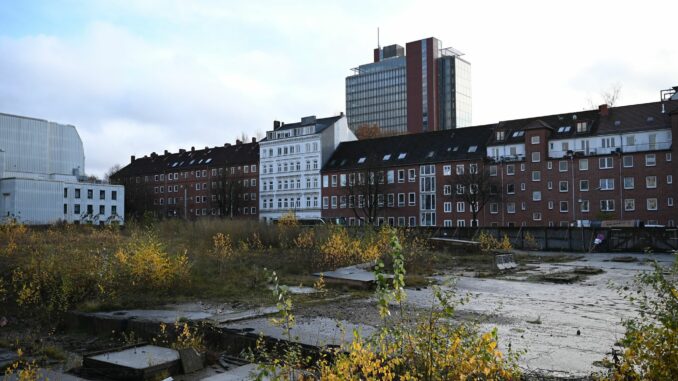 Im Dezember 2013 mussten alle Bewohnerinnen und Bewohner über Nacht die «Esso-Häuser» wegen Einsturzgefahr verlassen. Seit dem Abriss 2014 liegt das Gelände am Spielbudenplatz brach.