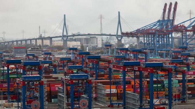 Container lagern auf dem Containerterminal Burchardkai im Hamburger Hafen. 