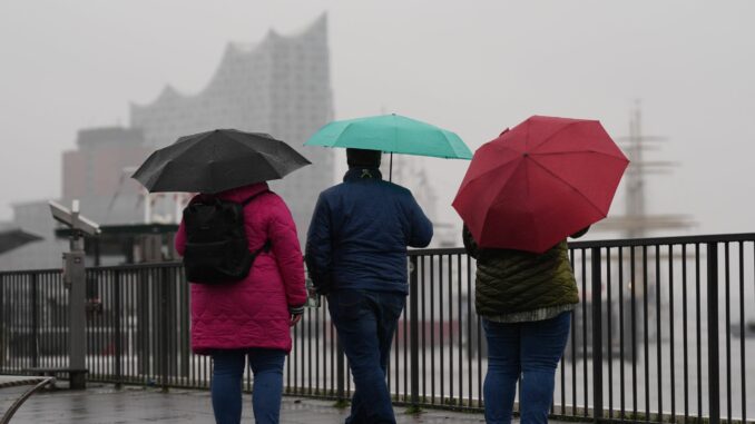 Ihren Regenschirm brauchten Menschen in Hamburg in diesem Herbst öfter. (Archivfoto)