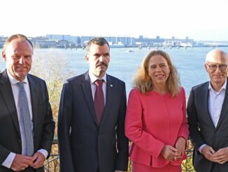 Die drei größten Häfen der EU, Rotterdam, Antwerpen und Hamburg, koordinieren ihren Kampf gegen den Drogenschmuggel. Von links nach rechts: Andy Grote (SPD), Tom Verbelen, Direktor für internationale Angelegenheiten der Stadt Antwerpen, Carola Schouten, Bürgermeisterin von Rotterdam, und Peter Tschentscher (SPD).