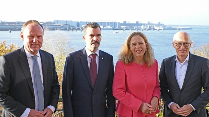 Die drei größten Häfen der EU, Rotterdam, Antwerpen und Hamburg, koordinieren ihren Kampf gegen den Drogenschmuggel. Von links nach rechts: Andy Grote (SPD), Tom Verbelen, Direktor für internationale Angelegenheiten der Stadt Antwerpen, Carola Schouten, Bürgermeisterin von Rotterdam, und Peter Tschentscher (SPD).