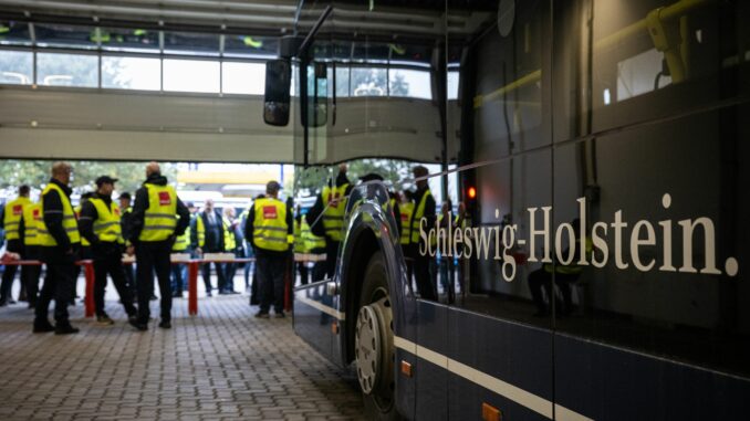 Am Mittwoch bleiben in Schleswig-Holstein viele Busse in den Depots. (Archivbild)