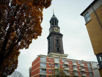 Die Sanierung von Rissen im Mauerwerk des Hamburger Michels wird teurer als gedacht.