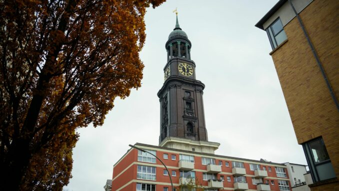 Die Sanierung von Rissen im Mauerwerk des Hamburger Michels wird teurer als gedacht. 