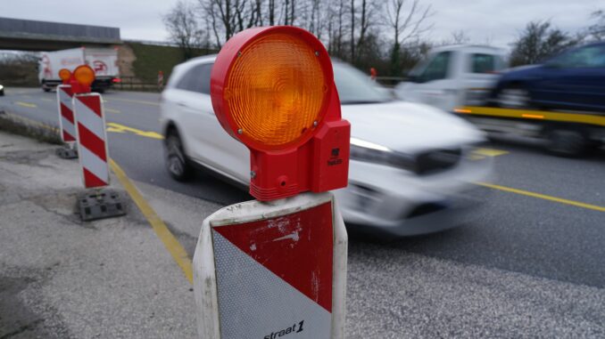 Der Ausbau der Bundesstraße 404 zur Autobahn 21 erhält Vorrang. (Archivbild)