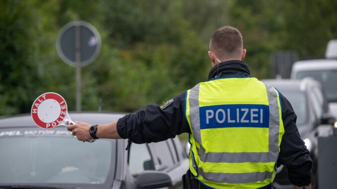 Die Bundespolizei hat an der schleswig-holsteinischen Grenze zu Dänemark und der mecklenburg-vorpommerischen Grenze zu Polen seit Mitte September bisher 285 unerlaubte Einreisen festgestellt. (Symbolbild)