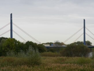 Fahrzeuge fahren über die Norderelbbrücke auf der Autobahn A1. (Archivbild)