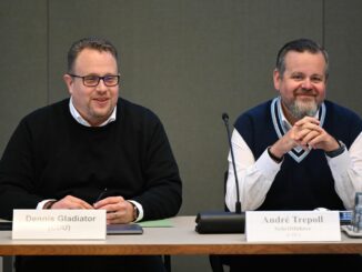 Dennis Gladiator (l) wirft der SPD vor, eine Zusammenlegung von Bürgerschafts- und Bundestagswahl zu blockieren.