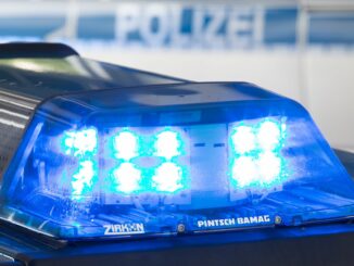 Nach einer Auseinandersetzung hat ein 22-Jähriger in Hamburg Stichverletzungen erlitten, nun gibt es drei Tatverdächtige.