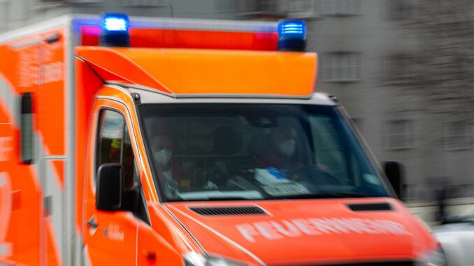 Ein Rettungswagen der Feuerwehr: Der Arbeiter wurde in ein Krankenhaus gebracht. (Symbolbild)