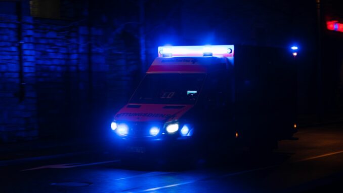 Nach einem Zusammenstoß von zwei Autos in Hamburg müssen zwei Menschen in ein Krankenhaus. (Symbolbild)