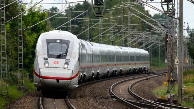 Die Bahn saniert die wichtige Strecke zwischen Berlin und Hamburg. Das soll auch trotz Ampel-Aus kommendes Jahr weitergehen, sagt der CDU-Politiker Christoph Ploß.