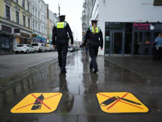 Die Hamburger Polizei hofft durch die neuen Piktogramme auf weniger Glasflaschen auf dem Kiez.