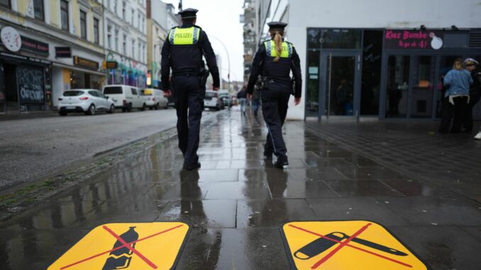 Die Hamburger Polizei hofft durch die neuen Piktogramme auf weniger Glasflaschen auf dem Kiez.