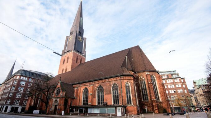 Ausgerechnet in der Advents- und Weihnachtszeit muss die Hamburger Hauptkirche St. Jacobi ihre Pforten komplett schließen, um weitere Schäden am Turm zu verhindern. (Archivbild)