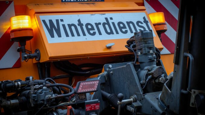 Die Verkehrszentrale Nord mahnte Autofahrer trotz erfolgreicher Streuarbeiten weiterhin zur Vorsicht auf den glatten Straßen Norddeutschlands. (Symbolbild)