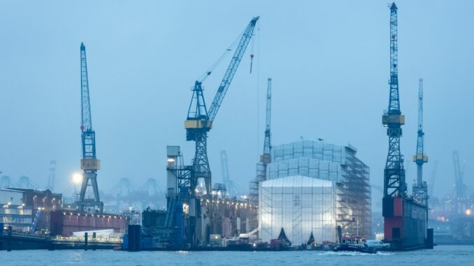 Beim deutschen Schiffbau und in der Hafenwirtschaft haben sich die Konjunkturerwartungen eingetrübt (Archivbild).