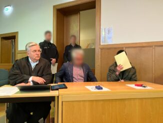 Der 18-jährige Angeklagte hat gestanden, seine 39 Jahre alte Mutter getötet zu haben.