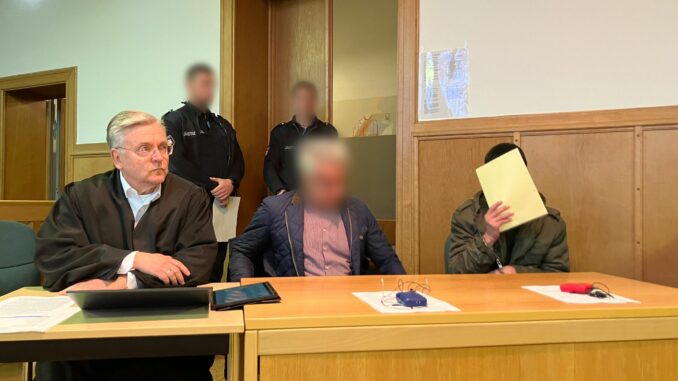 Der 18-jährige Angeklagte hat gestanden, seine 39 Jahre alte Mutter getötet zu haben. 