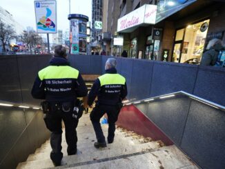 Ein 30-Jähriger holt seine heruntergefallenen Kopfhörer aus dem S-Bahn-Gleisbett und begibt sich dabei in Lebensgefahr. (Symbolbild)